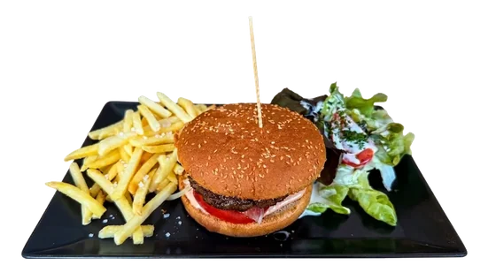 Burger maison au pain aux graines de sésame, servi avec frites et salade.