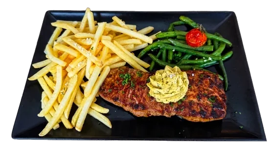 Entrecôte de bœuf grillée, beurre aux herbes, frites maison et haricots verts.