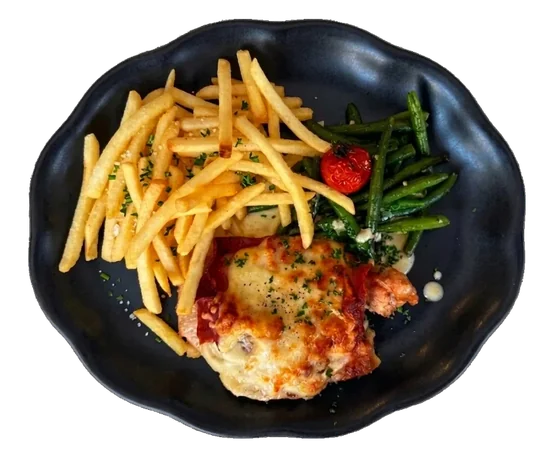 Escalope jurassienne gratinée au fromage et au jambon, servie avec frites et haricots verts.