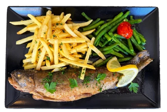 Truite meunière entière, dorée au beurre, citron, frites et haricots verts.